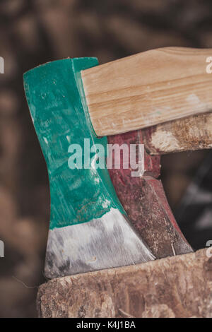 Zwei Achsen steckten in einem Stumpf Stockfoto