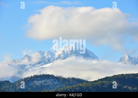 Schneebedeckte Tannheimer Berge, von Schwangau, Allgäu, Bayern, Deutschland Stockfoto