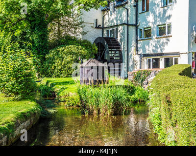 Eine kleine Mühle stream und Mühlrad in Exmoor, Somerset. Stockfoto