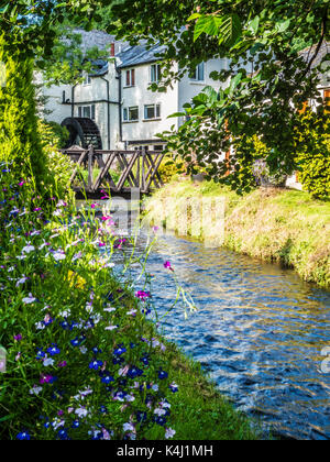 Eine kleine Mühle stream und Mühlrad in Exmoor, Somerset. Stockfoto