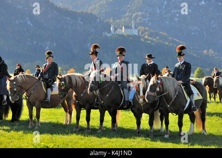 Colomansfest mit Colomansritt, Leonhardiritt, Wallfahrtskirche St. Coloman, hinter Schloss Neuschwanstein, Schwangau Stockfoto