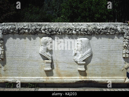 Die Türkei. Aphrodisias. Römischer Sarkophag mit den Büsten von beiden ehegatten eingerichtet. Anatolien. Stockfoto