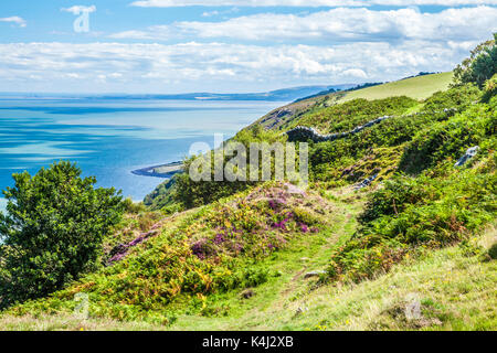 Der Blick über den Kanal von Bristol aus der südwestlichen Küste Pfad im Exmoor National Park, Somerset. Stockfoto