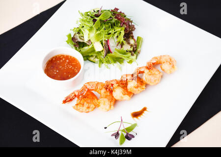 Tempura Garnelen mit Salat Stockfoto