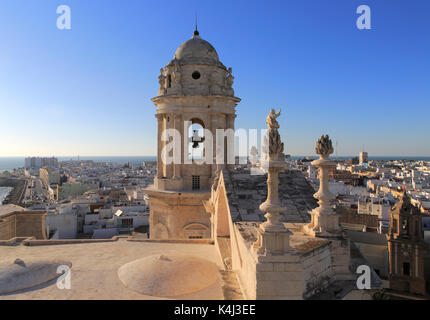 Die Dächer von Gebäude im Barrio de La Vina, Dom Dach, Cadiz, Spanien Stockfoto