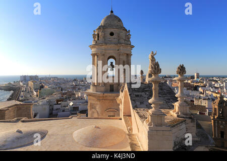 Die Dächer von Gebäude im Barrio de La Vina, Dom Dach, Cadiz, Spanien Stockfoto