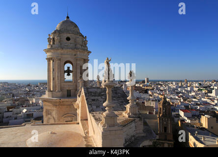 Die Dächer von Gebäude im Barrio de La Vina, Dom Dach, Cadiz, Spanien Stockfoto