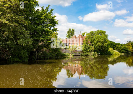 Eine attraktive Oast House am Ufer des Flusses Medway an Yalding, Kent, Großbritannien Stockfoto