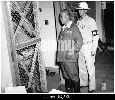 Tomoyuki Yamashita (1885-1946) auch als "der Tiger von Malaysia", der Kaiserlich Japanischen Armee während des Zweiten Weltkriegs bekannt, der die britischen Besitzungen von Malaysia und Singapur eindrangen. Vom 29. Oktober bis 7. Dezember 1945, einem amerikanischen Militärtribunal in Manila versucht General Yamashita für Kriegsverbrechen im Zusammenhang mit dem Massaker von Manila und viele Gräueltaten in den Philippinen und Singapur. Der Hof stellte Yamashita schuldig wie angeklagt und verurteilt ihn zum Tode. Foto 1. November 1945, die in seine Zelle von Großen A.S. 'Jack' Kenworthy während seines Prozesses wegen Kriegsverbrechen begleitete zurückgegeben. Stockfoto