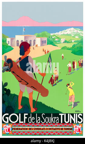 'Golf de La Soukra Tunis' (Golf in La Soukra Tunesien) 1932 Tourismus Poster mit einem jungen tunesischen Caddy tragen traditionelle Kleidung, meine Damen und Herren spielen am Golf de Carthage den Ländern ersten Kurs. Artwork von Roger Broders (1883-1953) für Paris Lyon Mediteranée Unternehmen (PLM) Eisenbahn. Stockfoto