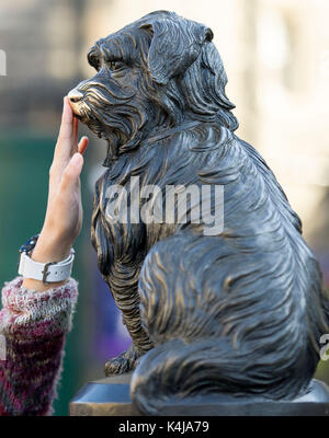 Greyfriars Bobby's Denkmal befindet sich auf der Ecke der Candlemakers Zeile und König George IV Bridge Edinburgh Schottland Großbritannien. Stockfoto