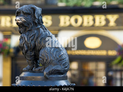 Greyfriars Bobby's Denkmal befindet sich auf der Ecke der Candlemakers Zeile und König George IV Bridge Edinburgh Schottland Großbritannien. Stockfoto