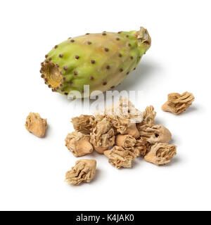 Haufen getrockneter Feigenkaktus Blumen auf weißem Hintergrund Stockfoto