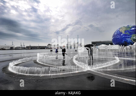 Menschen spielen in der neuen endlose Verbindung Installation durch Künstler Jeppe Hein auf der Uferpromenade in Aarhus. Stockfoto