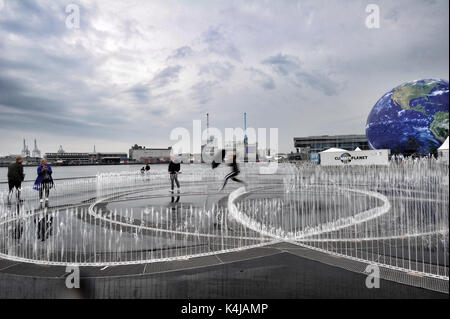 Menschen spielen in der neuen endlose Verbindung Installation durch Künstler Jeppe Hein auf der Uferpromenade in Aarhus. Stockfoto