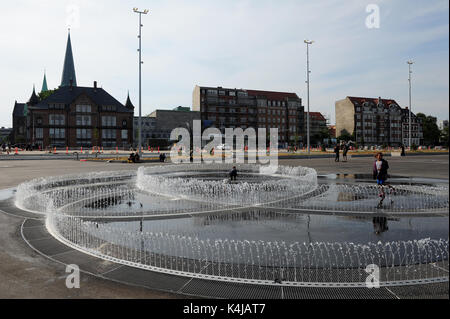 Kinder spielen in der neuen endlose Verbindung Installation durch Künstler Jeppe Hein auf der Uferpromenade in Aarhus. Stockfoto