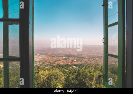 Blick durch ein offenes Fenster mit Blick auf den See Pindaya im Shan Staat, Myanmar (Burma) 2013. Stockfoto