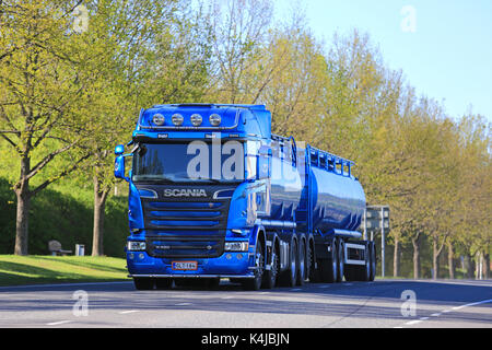 Salo, Finnland - 26. Mai 2017: metallic blau Scania R 580 Tankwagen verschieben entlang der Straße im städtischen Umfeld mit grüner Hintergrundbeleuchtung Bäume im Hintergrund. Stockfoto