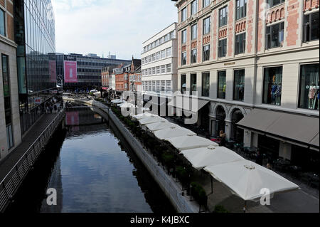 Die Fußgängerzone der Kanalzone in Aarhus (Aboulevarden). In den 1930er Jahren, Aarhus über seinen Fluss eine neue Straße zu machen, aber in den 80er Jahren, einheimische decid Stockfoto