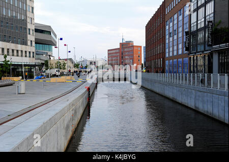 Die Fußgängerzone der Kanalzone in Aarhus. In den 1930er Jahren, Aarhus über seinen Fluss eine neue Straße zu machen, aber in den 80er Jahren, einheimische beschlossen, ihn zu entfernen Stockfoto