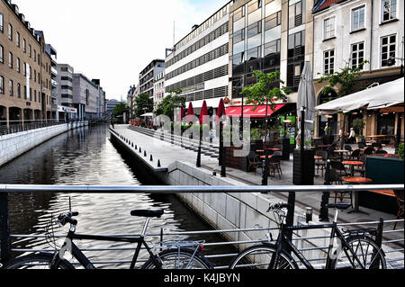 Die Fußgängerzone der Kanalzone in Aarhus (Aboulevarden). In den 1930er Jahren, Aarhus über seinen Fluss eine neue Straße zu machen, aber in den 80er Jahren, einheimische decid Stockfoto