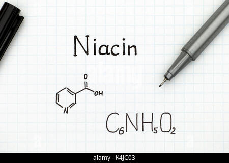 Die chemische Formel von Niacin mit schwarzem Stift. Close-up. Stockfoto