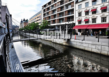 Die Fußgängerzone der Kanalzone in Aarhus (Aboulevarden). In den 1930er Jahren, Aarhus über seinen Fluss eine neue Straße zu machen, aber in den 80er Jahren, einheimische decid Stockfoto