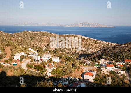 Blick auf die fourni Insel von oben Agios Kirykos Dorf, Ikaria Insel, Ägäis, Griechenland, Europa Stockfoto