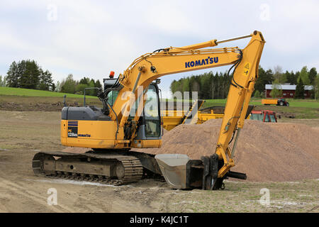 Salo, Finnland - 25. Mai 2017: Komatsu pc 128 us-Hydraulikbagger und anderen schweren Geräten auf einem Feld arbeiten, wo eine landwirtschaftliche drainage System Stockfoto