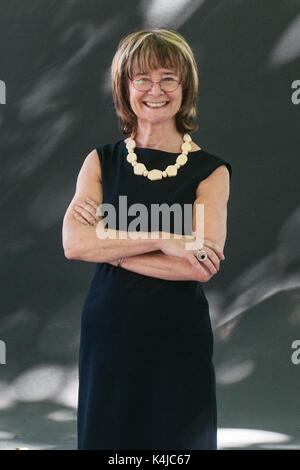 Britische Schriftstellerin, Journalistin, Broadcaster und Kritiker Sarah Dunant besucht einen Fotoauftrag während des Edinburgh International Book Festival am 12. August, 2. Stockfoto