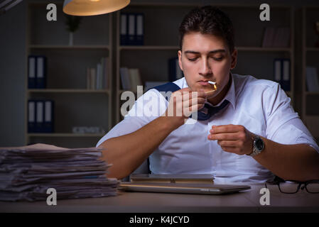 Der Mensch bleiben bis spät in die Nacht und das Rauchen von Marihuana Stockfoto