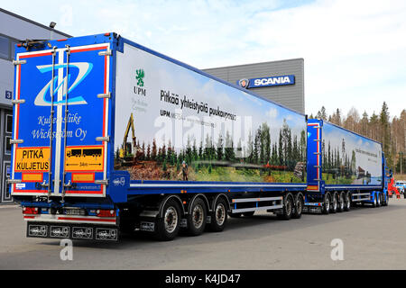LAUKAA, Finnland - 19. MAI 2017: 34 Meter lange Scania R730 Lkw rauhfaser Gespann auf der Scania Ausstellung über Scania Zentrum Cent angezeigt Stockfoto