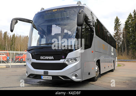 LAUKAA, Finnland - 19. MAI 2017: Neue Scania K410 Interlink Bus auf der Scania Ausstellung über Scania Zentrale Finnland, Öffentliche Veranstaltung. Die Interli Stockfoto