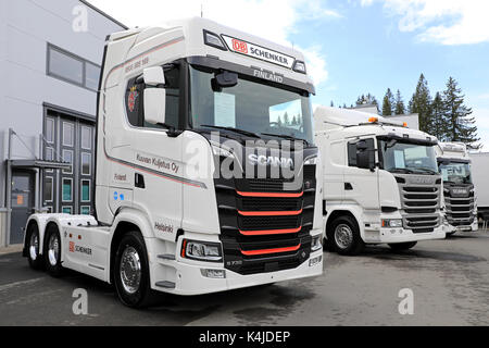 Laukaa, Finnland - 19. Mai 2017: next generation Scania s730 von kuuvan kuljetus Oy und andere weiße Scania semi Trucks angezeigt auf der Scania exhibitio Stockfoto