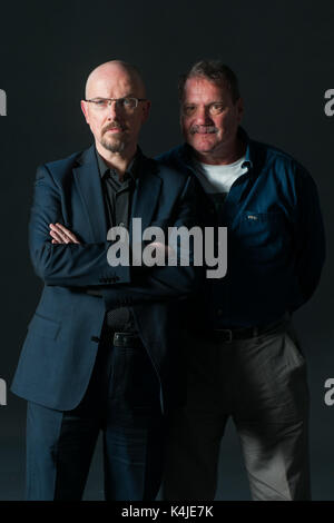 David Bischof und Steve MacManus besucht einen Fotoauftrag während des Edinburgh International Book Festival am 12. August in Edinburgh, Schottland 2017. Stockfoto