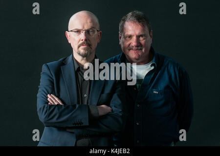 David Bischof und Steve MacManus besucht einen Fotoauftrag während des Edinburgh International Book Festival am 12. August in Edinburgh, Schottland 2017. Stockfoto