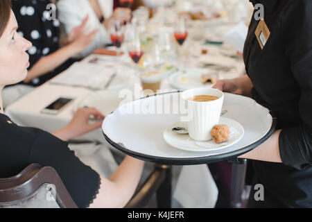 Erntegut Kellner mit dem Kaffee auf Fach, um Stockfoto