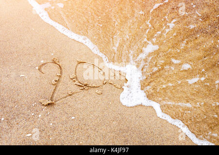 Das neue Jahr kommt Konzept - Inschrift 20 auf einem Strand, Sand, Meer wave ist die Ziffern 2017 oder 2018. Neues Jahr Feier auf der tropischen Insel, Tourismus, Reisen, Tour. Stockfoto