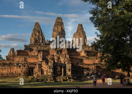 Touristen am Pre Rup Tempel, krong Siem Reap, Siem Reap, Kambodscha Stockfoto