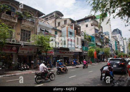 HO CHI MINH CITY (Saigon), Vietnam - Juli 2017: Blick auf die Straßen und Gebäude von Ho Chi Min City (Saigon), mit modernen Wolkenkratzern und Ben Thanh ma Stockfoto