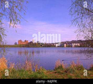 Einen angenehmen Frühling Blick vom Ufer des Loch in Richtung Linlithgow Linlithgow und der Palast, Midlothian Stockfoto