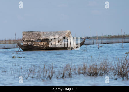 Ruderboot im Tonle Sap See, Kampong phluk, Siem Reap, Kambodscha Stockfoto