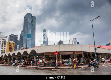 HO CHI MINH CITY (Saigon), Vietnam - Juli 2017: Blick auf die Straßen und Gebäude von Ho Chi Min City (Saigon), mit modernen Wolkenkratzern und Ben Thanh ma Stockfoto