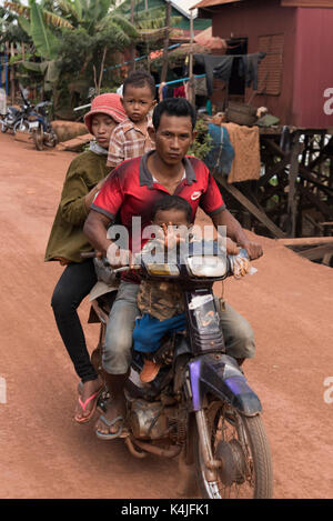 Familie auf dem Moped, Siem Reap, Kambodscha Stockfoto