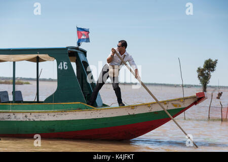 Man rudern tourboat in Tonle Sap See, Kampong phluk, Siem Reap, Kambodscha Stockfoto