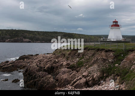 Leuchtturm an der Küste, Neil's Harbour, Cape Breton Island, Nova Scotia, Kanada Stockfoto