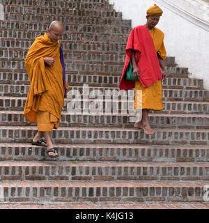 Mönche Treppen nach unten bewegt, Luang Prabang, Laos Stockfoto