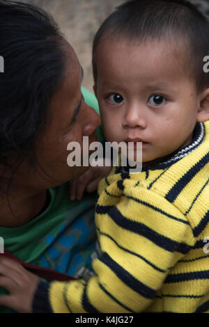 Nahaufnahme der Mutter mit ihrem Sohn, Luang Prabang, Laos Stockfoto