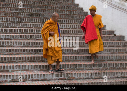 Mönche Treppen nach unten bewegt, Luang Prabang, Laos Stockfoto