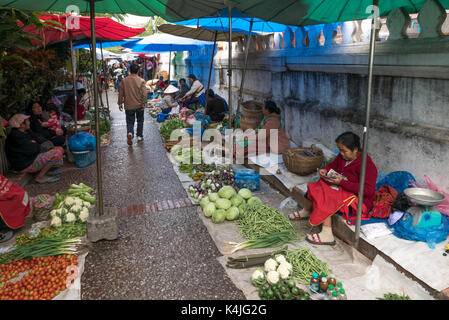 Gemüsemarkt auf der Straße, Luang Prabang, Laos Stockfoto